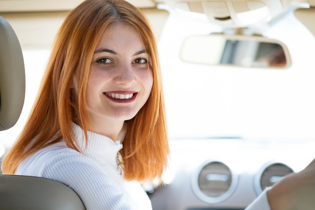 Junge Frau, die ihr Auto fährt