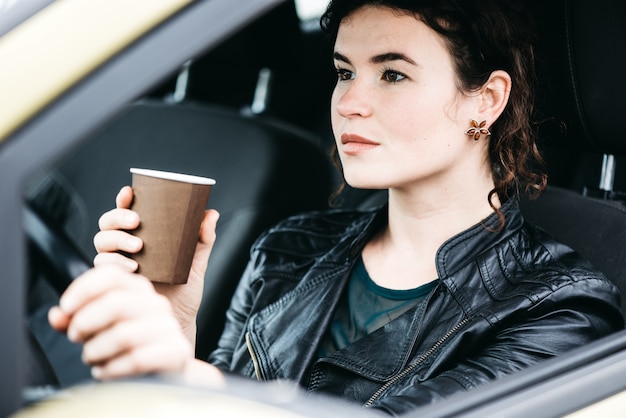 Junge Frau, die ihr Auto fährt