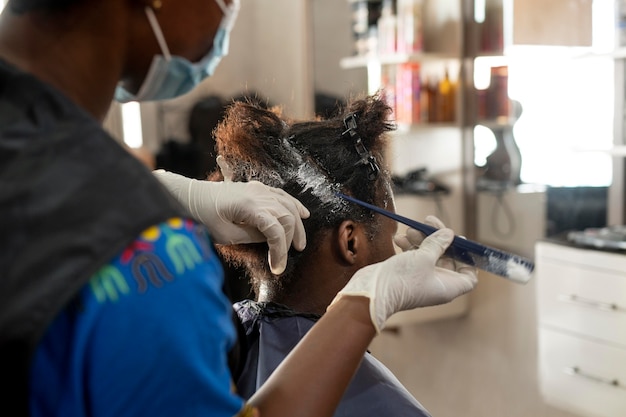 Foto junge frau, die ihre haare im salon macht