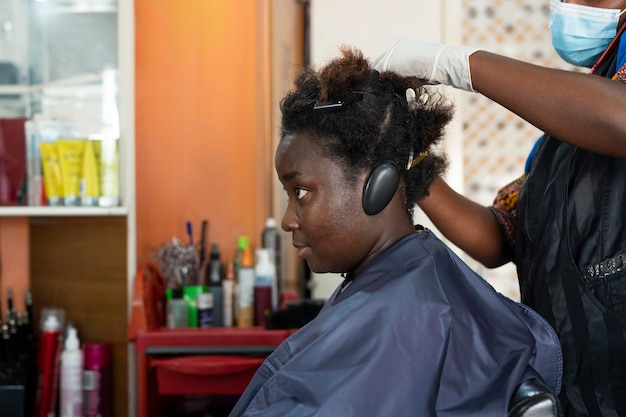 Foto junge frau, die ihre haare im salon macht