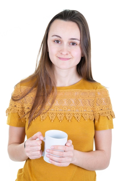 Junge Frau, die ihren Morgenkaffee genießt