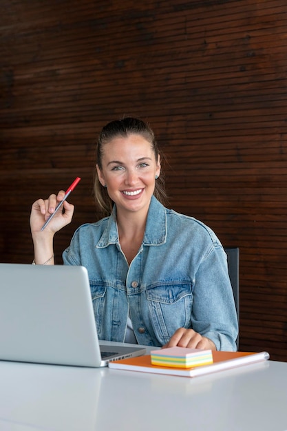 Junge Frau, die im Büro arbeitet stockfoto