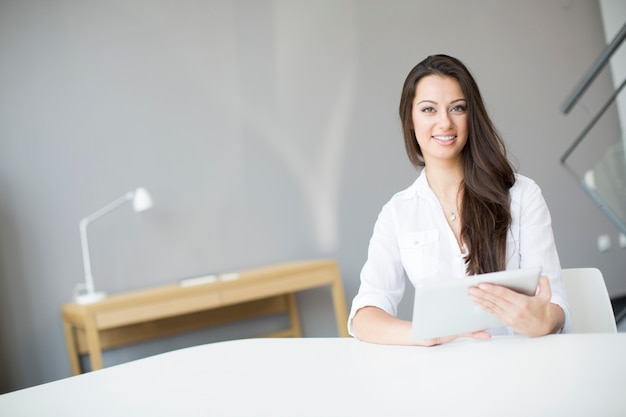 Junge Frau, die im Büro arbeitet