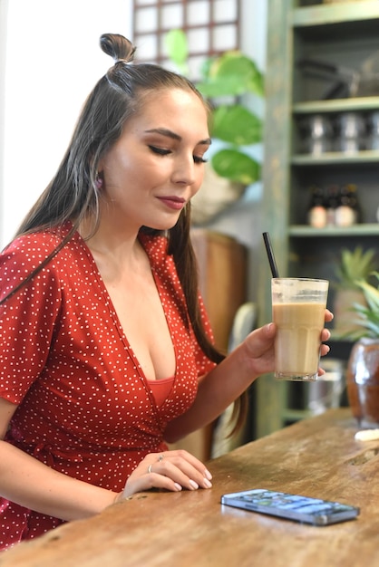 Junge Frau, die im Café im Internet surft