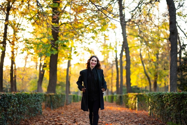 Junge Frau, die im Herbstpark entspannt