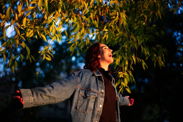 Junge Frau, die im Herbstpark entspannt