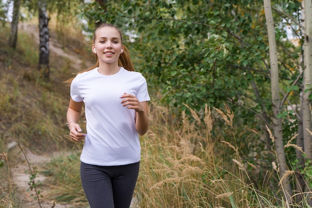 Junge Frau, die im Park joggt