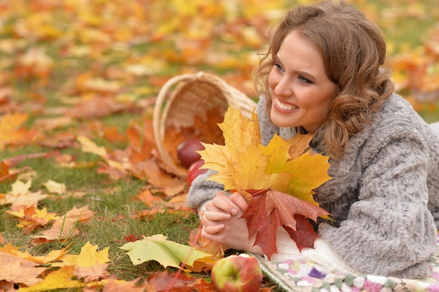 Junge Frau, die im Park ruht