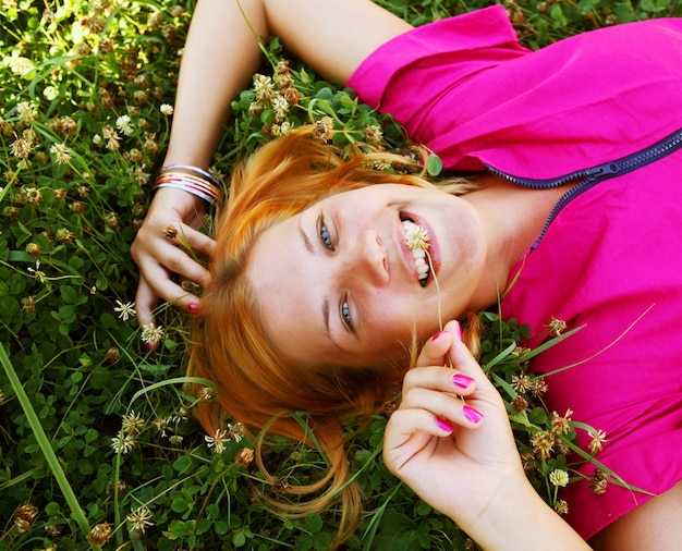 Junge Frau, die im Park stillsteht