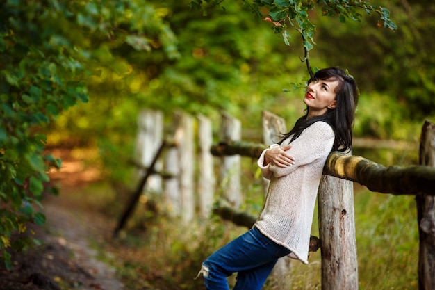 Foto junge frau, die im park, wald geht