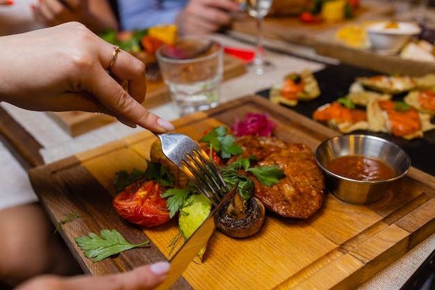 Junge Frau, die im Restaurant gegrilltes Steak isst?