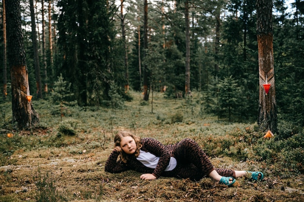 Junge Frau, die im Wald aufwirft