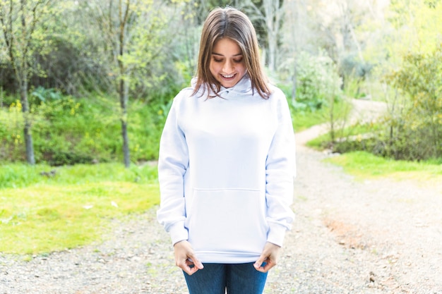 Foto junge frau, die im wald steht