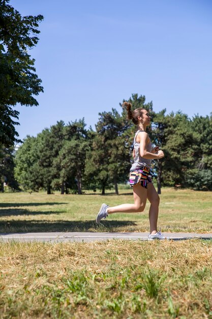 Junge Frau, die in den Park läuft