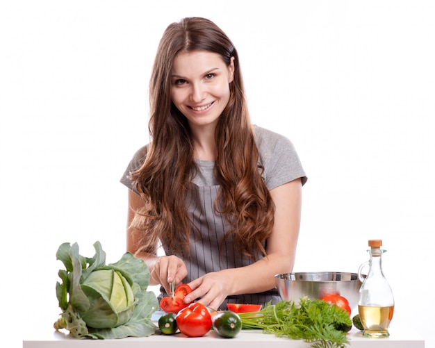 Junge Frau, die in der Küche kocht. Gesundes Essen - Gemüsesalat.