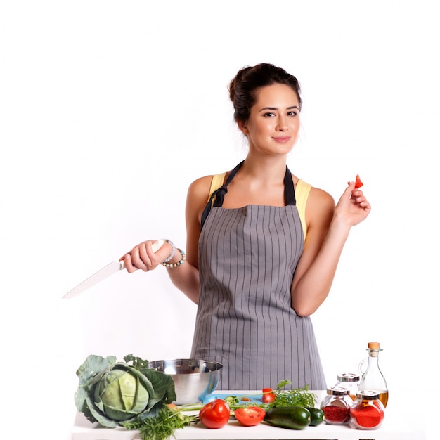 Junge Frau, die in der Küche kocht. Gesundes Essen