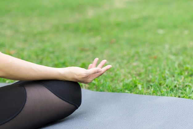 Junge Frau, die in der Natur meditiert