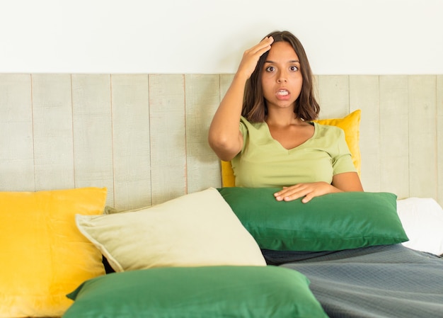 junge Frau, die in einem Bett ruht