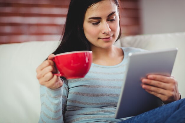 Junge Frau, die Kaffeetasse hält