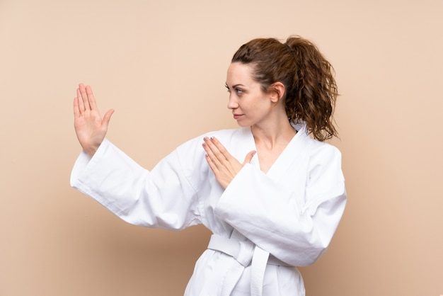 Junge Frau, die Karate tut