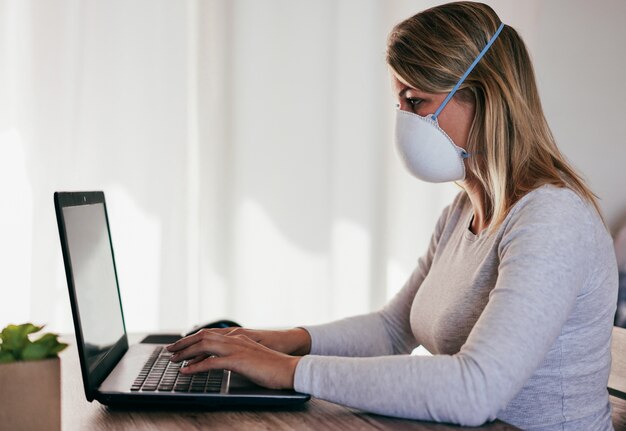 Junge Frau, die kluge Arbeit von zu Hause während der Quarantänesperrung Isolation tut