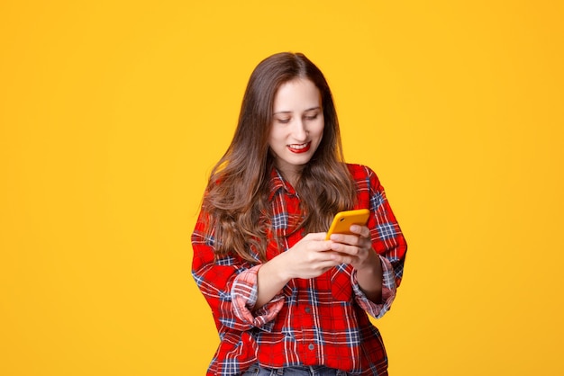 Junge Frau, die lächelt und Smartphone verwendet