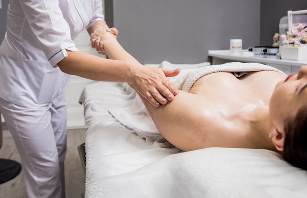 junge Frau, die Massage im Spa-Salon genießt. Kosmetologie