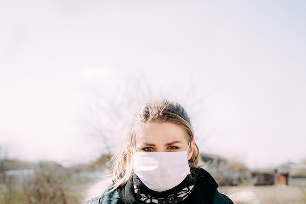 Junge Frau, die medizinische Maske trägt