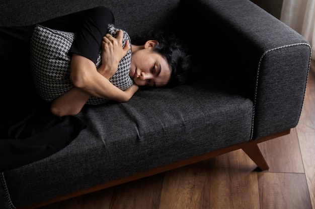 Foto junge frau, die mit angst zu tun hat