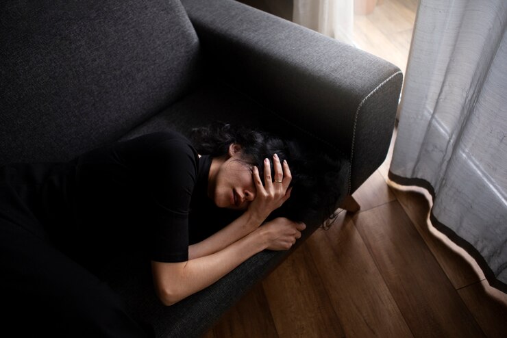 Junge Frau, die mit Angst zu tun hat