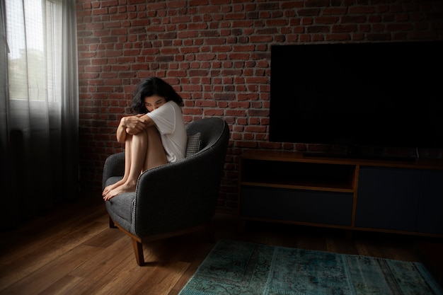 Foto junge frau, die mit angst zu tun hat