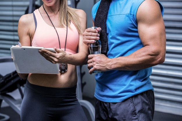 Foto junge frau, die mit einem jungen mann lächelt