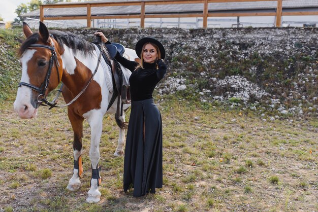 Junge Frau, die mit einem Pferd aufwirft