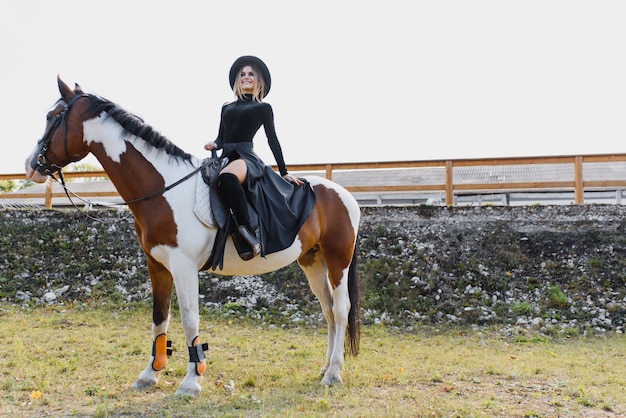 Junge Frau, die mit einem Pferd aufwirft