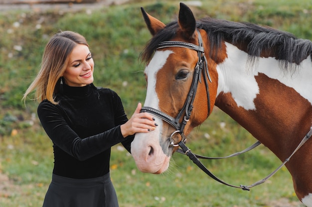 Junge Frau, die mit einem Pferd aufwirft