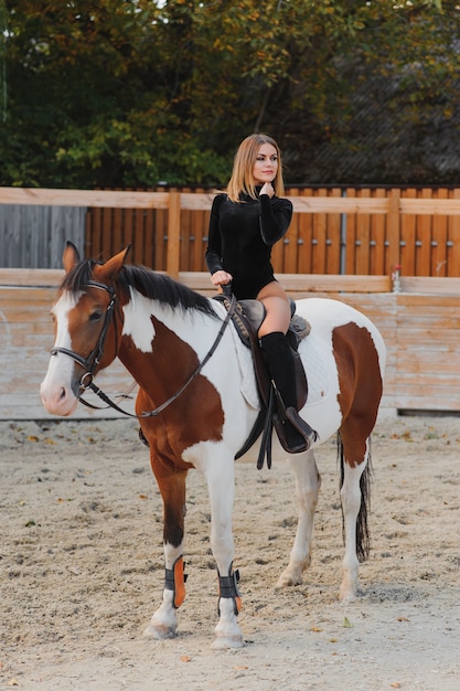 Junge Frau, die mit einem Pferd aufwirft