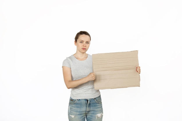 Foto junge frau, die mit leerem brett protestiert, zeichen lokalisiert auf weißem studiohintergrund