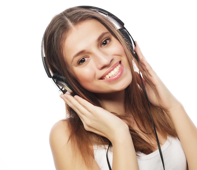 Junge Frau, die Musik hört Happy und Kopfhörer Isolated on white