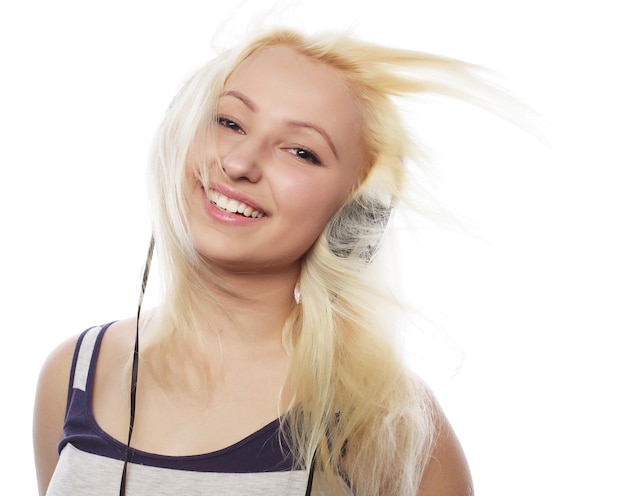 Junge Frau, die Musik hört Happy und Kopfhörer Isolated on white