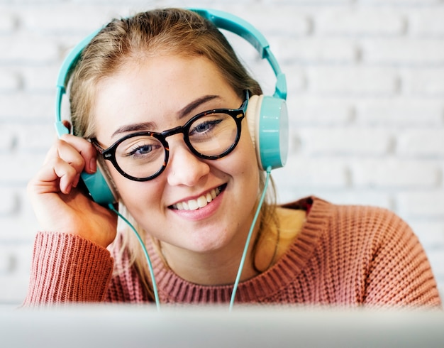 Junge Frau, die Musik hört