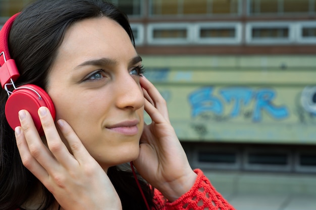 Junge Frau, die Musik hört