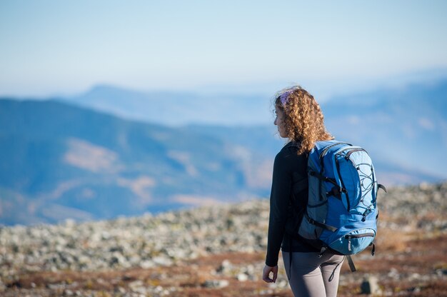 Junge Frau, die Natur auf wandernder Reise in den Bergen genießt