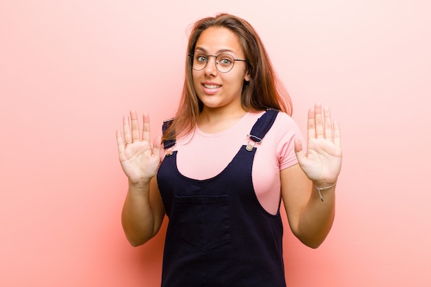 Foto junge frau, die nervös, ängstlich und besorgt aussieht und nicht meine schuld sagt