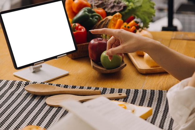 Junge Frau, die Pizza isst und lacht, während sie mit ihren Freunden in einem Restaurant sitzt Gruppe von Freunden, die sich beim Essen und Trinken im Café amüsieren