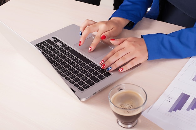 Junge Frau, die seinen Laptop verwendet