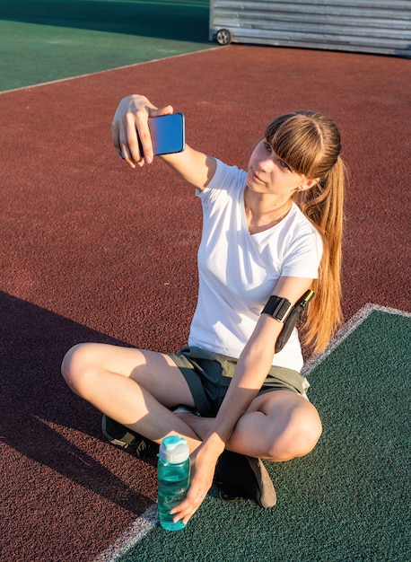 Junge Frau, die selfie im Freien nimmt