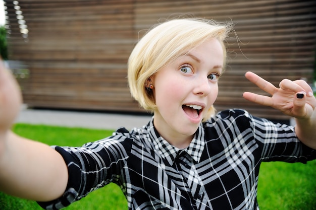 Junge frau, die selfie nimmt