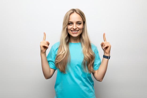 Junge Frau, die sich Hände auf weißem Hintergrund zeigt