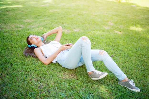 Junge Frau, die sich im Naturpark entspannt. Urlaub im Sommer im Garten.