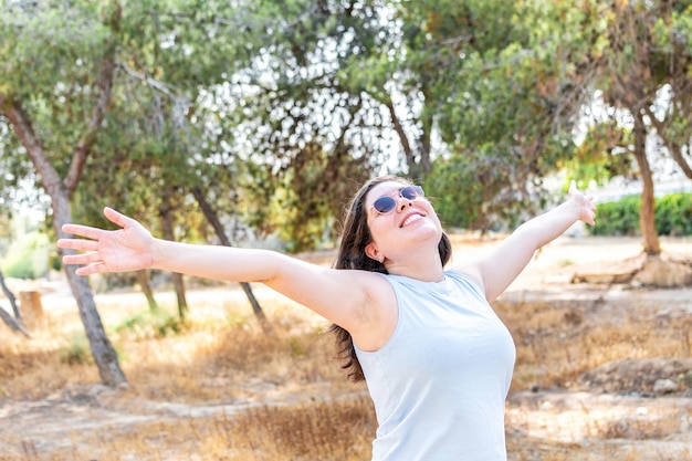 Junge Frau, die sich im Sommer im Freien entspannt Menschen Freiheit Stil